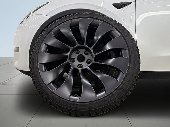 Tesla Model Y 14 of 24