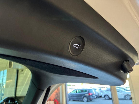 Tesla Model Y 18 of 24