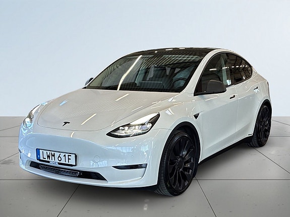 Tesla Model Y 16 of 24