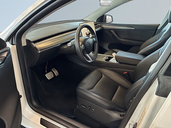 Tesla Model Y 7 of 24