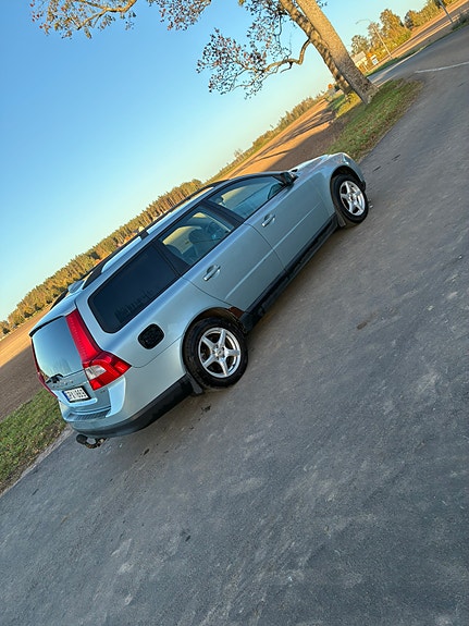 Volvo V70 2 of 5