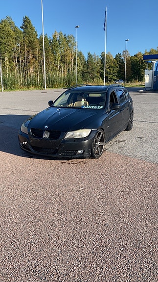 BMW 320d 2 of 5