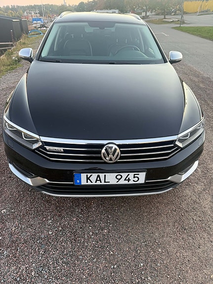 Volkswagen Passat Alltrack 3 of 4