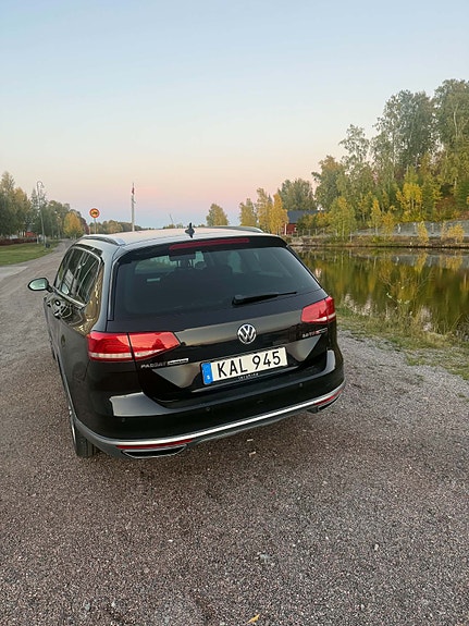 Volkswagen Passat Alltrack 2 of 4
