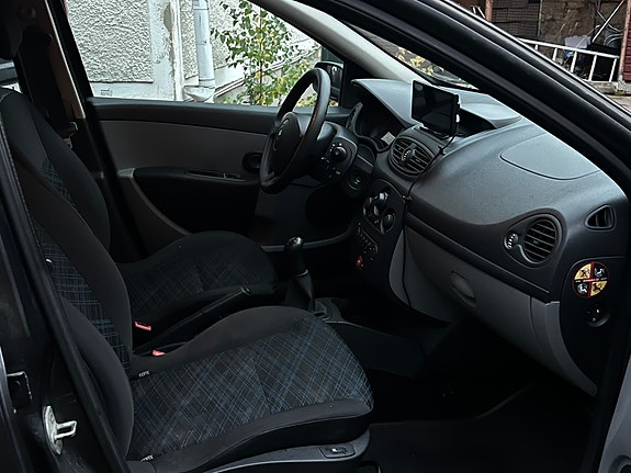Renault Clio 8 of 9