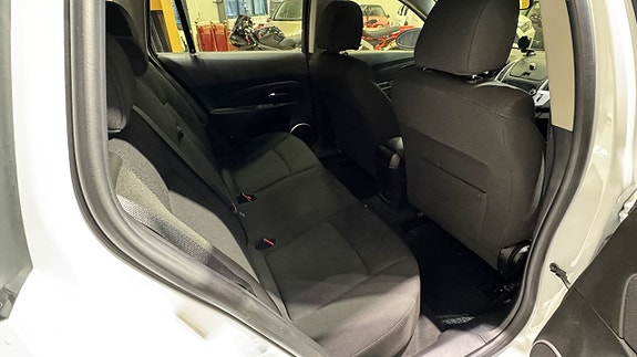Chevrolet Cruze 18 of 19
