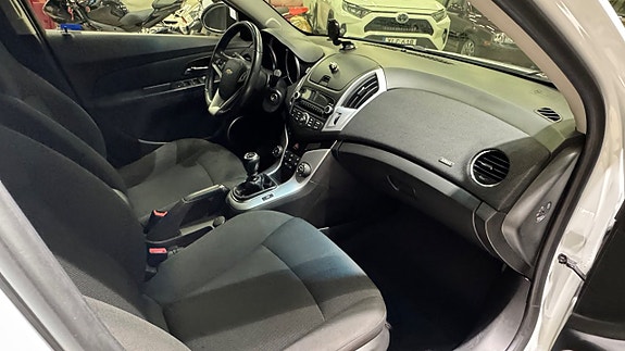 Chevrolet Cruze 16 of 19