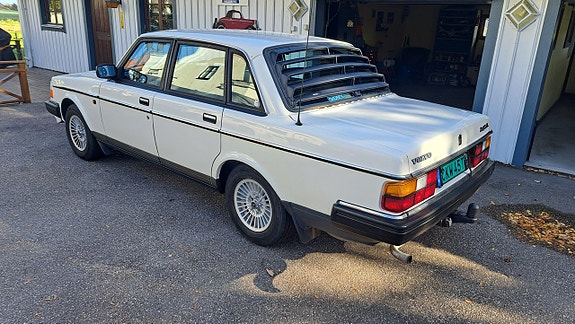 Volvo 244 3 of 11