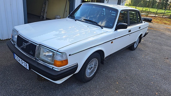 Volvo 244 2 of 11