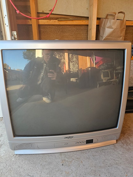 Sanyo 28" Tjock-TV (CRT) med originalfjärrkontroll – Perfekt för retrospel!