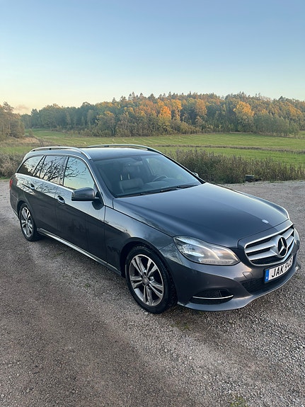 Mercedes-Benz E 250 2 of 10
