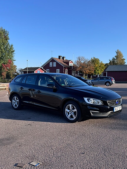Volvo V60 2 of 8