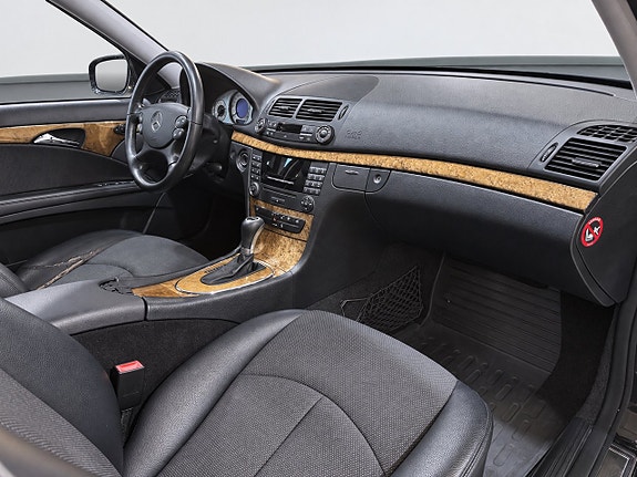 Mercedes-Benz E200 16 of 18