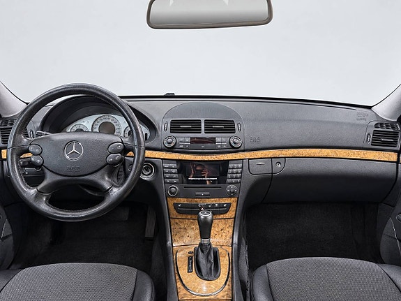 Mercedes-Benz E200 17 of 18