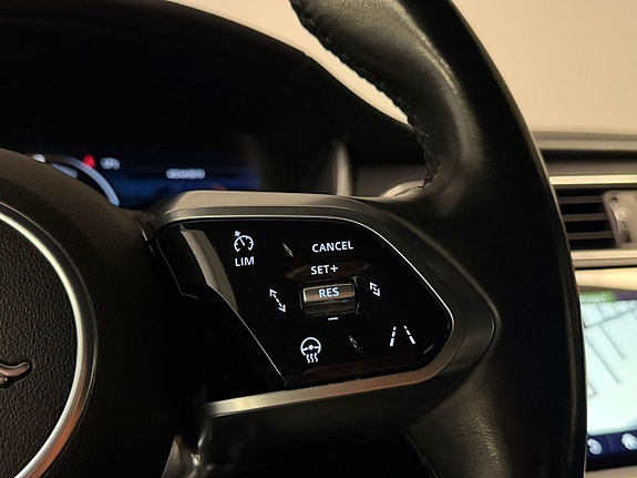 Jaguar I-PACE 12 of 30