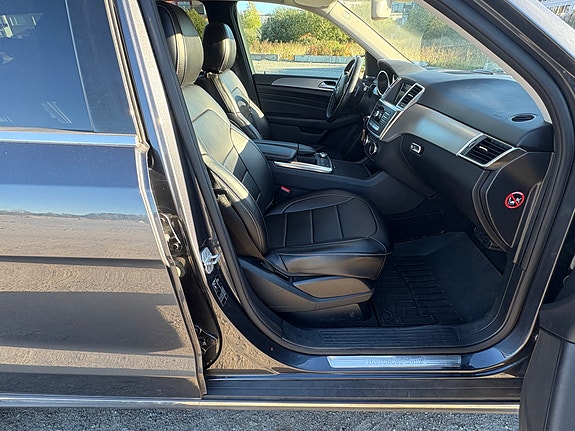 Mercedes-Benz ML350 8 of 18