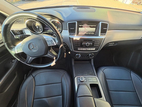 Mercedes-Benz ML350 15 of 18