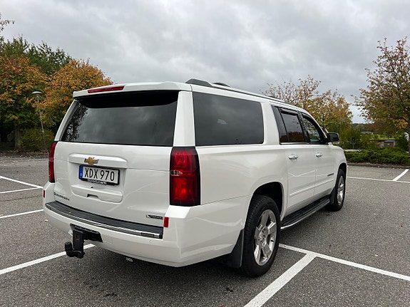Chevrolet Suburban 3 of 16