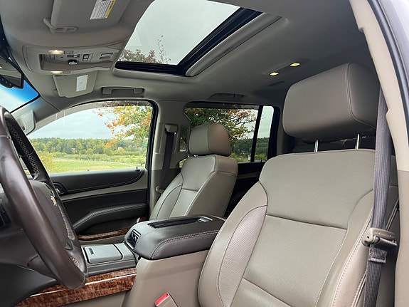Chevrolet Suburban 11 of 16