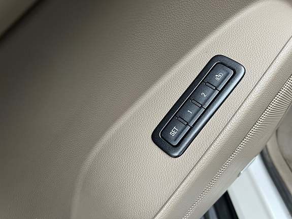 Chevrolet Suburban 12 of 16