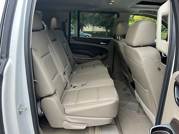 Chevrolet Suburban 10 of 16