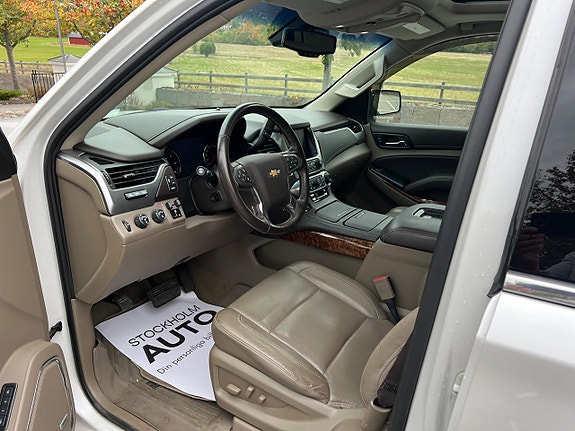Chevrolet Suburban 7 of 16