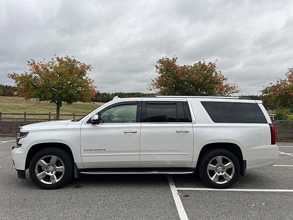 Chevrolet Suburban 4 of 16