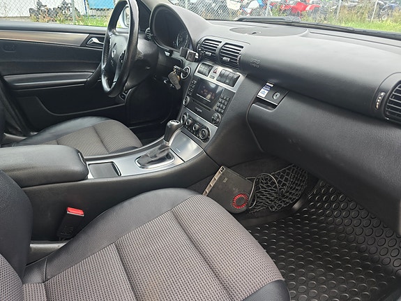Mercedes-Benz C180 3 of 12