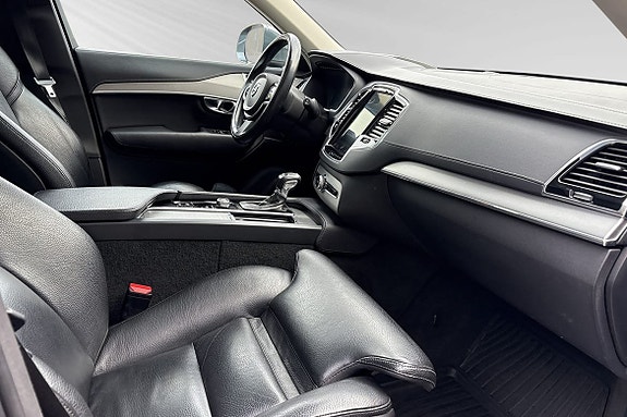 Volvo XC90 10 of 30