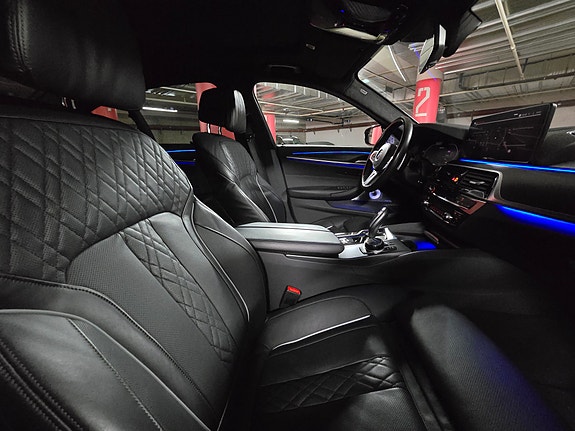 BMW M550i 2 of 6