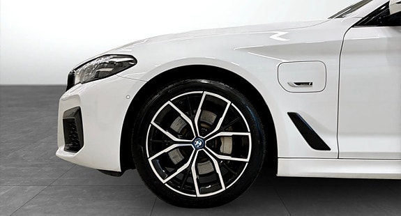 BMW 530e 4 of 14