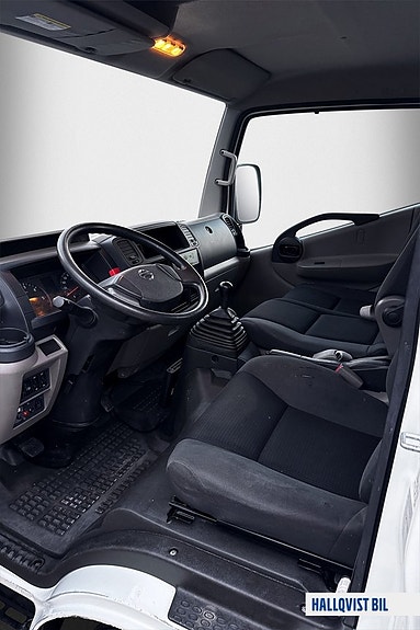 Nissan NT400 9 of 13