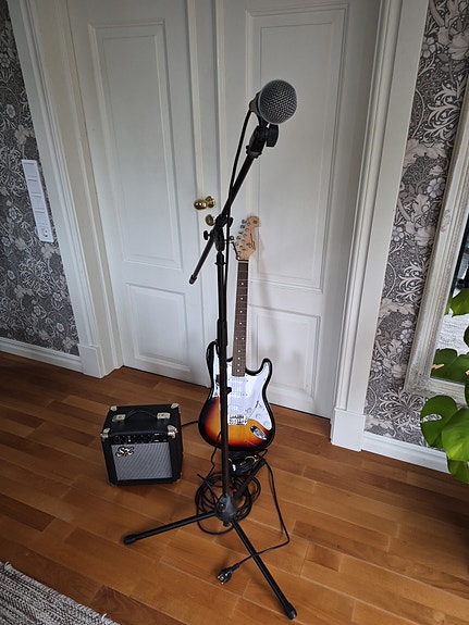 SX elgitarr med förstärkare och mikrofon