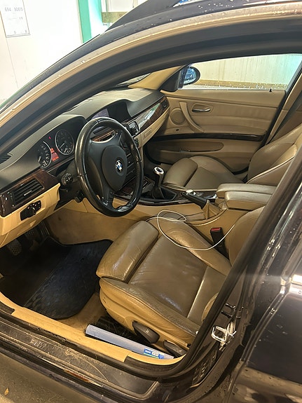 BMW 325Xi 4 of 5