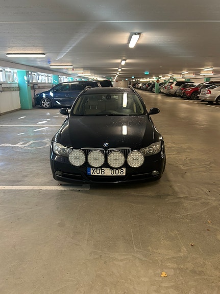 BMW 325Xi 2 of 5