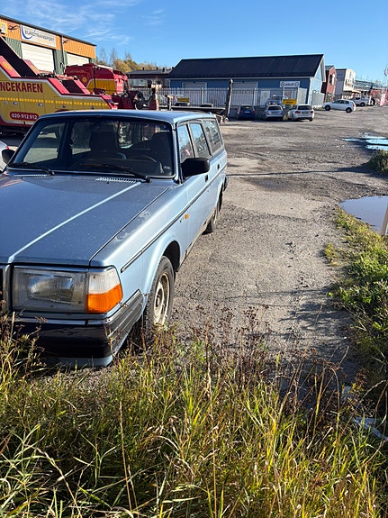 Volvo 240 3 of 6