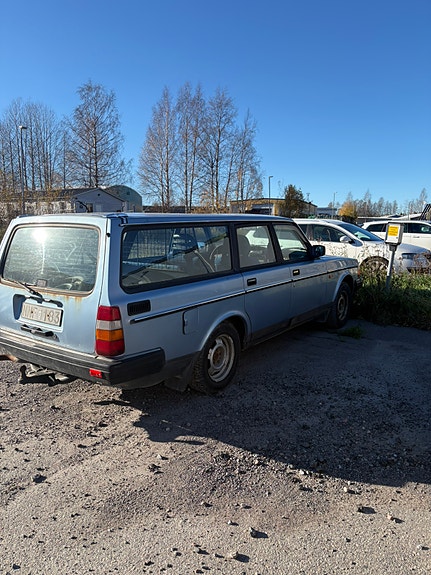 Volvo 240 6 of 6