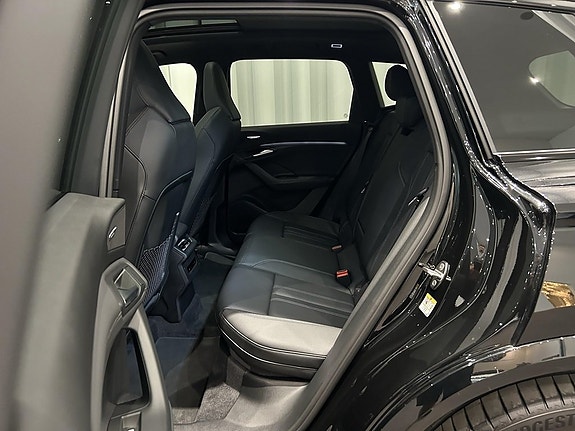 Audi Q6 e-tron 8 of 17