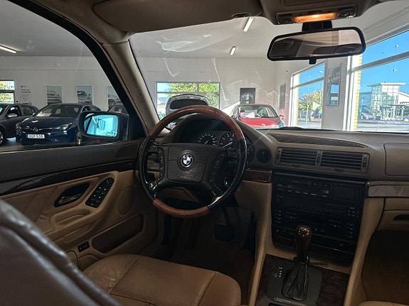 BMW 728 11 of 24