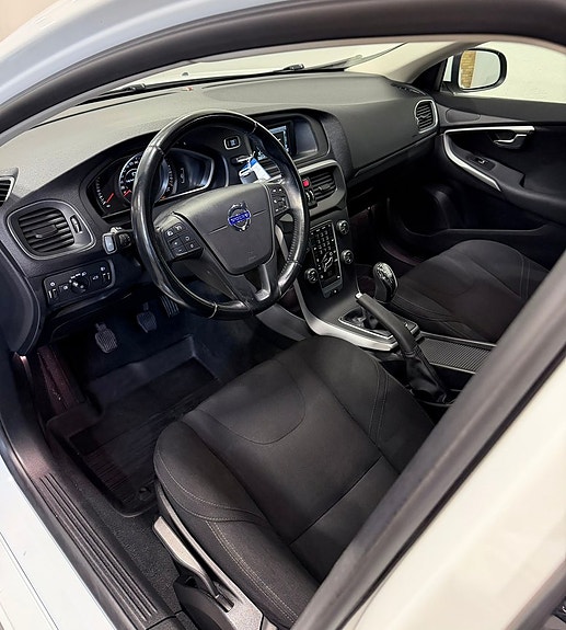 Volvo V40 11 of 15