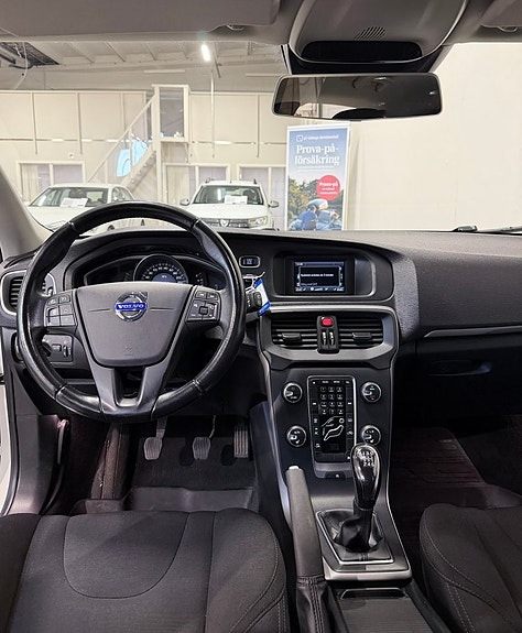 Volvo V40 12 of 15