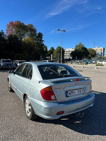 Hyundai Accent 2 of 8