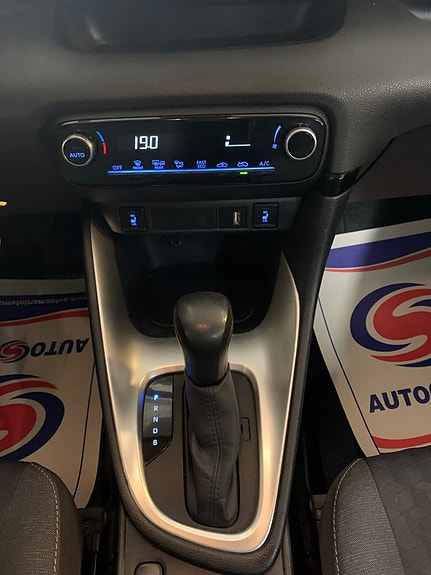 Toyota Yaris 13 of 25