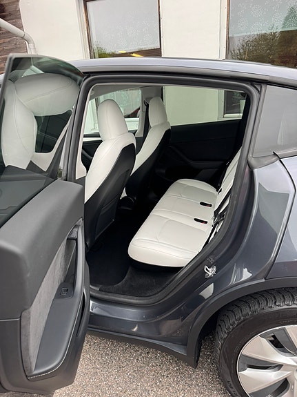 Tesla Model Y 6 of 8