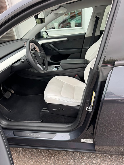 Tesla Model Y 4 of 8