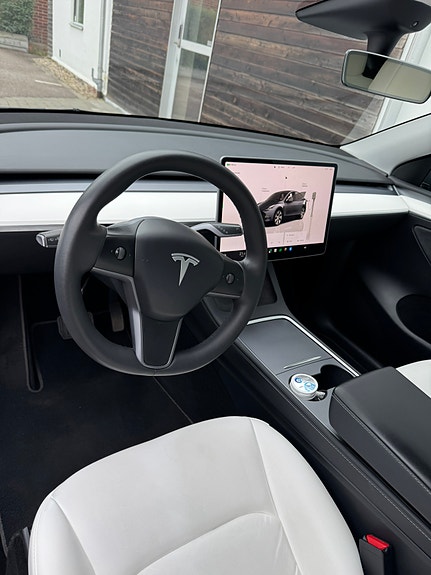 Tesla Model Y 5 of 8
