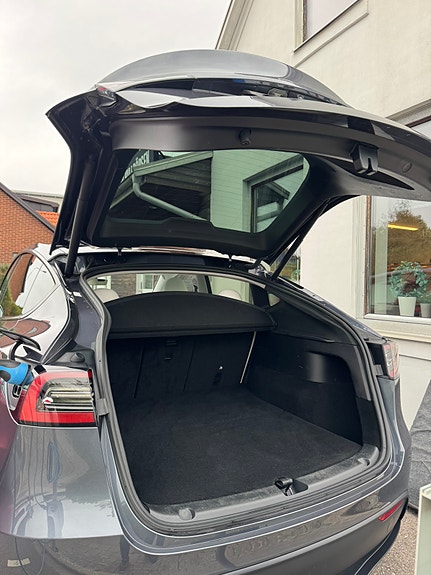 Tesla Model Y 7 of 8
