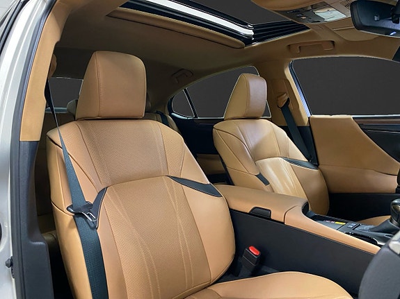 Lexus ES300h 11 of 18