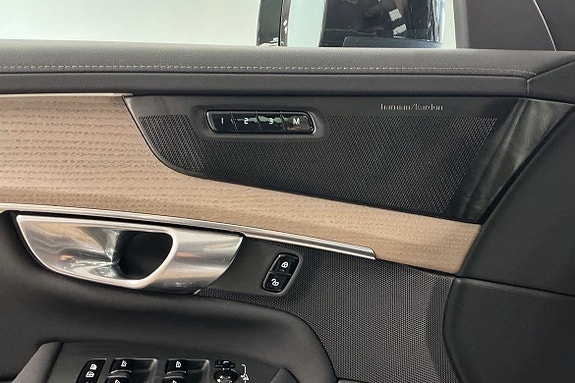 Volvo XC90 30 of 30