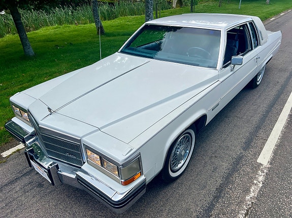 Cadillac Coupé DeVille 10 of 23